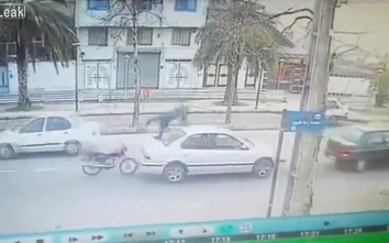 Video: Húc vào đuôi ô tô, biker văng thẳng lên nóc xe