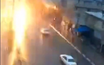 Video: Sét đánh trúng ô tô đang chạy trên đường