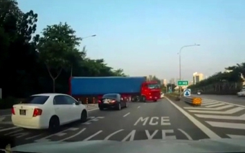 Video: Xe tải cố tình quay đầu đi ngược chiều, chặn 3 làn đường