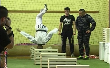 Video: VĐV Taekwondo dùng đầu đập vỡ 111 khối bê tông