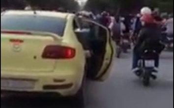 Video: Ô tô vừa chạy vừa mở bung cửa trên đường Hà Nội