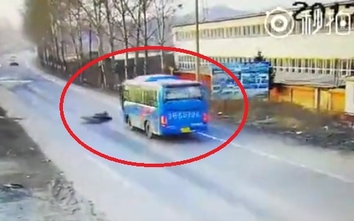 Video: Đôi nam nữ tự ngã ra đường bị xe buýt cán lên người