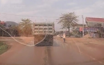 Video: Xe cứu thương hú còi inh ỏi, xe tải quyết không nhường đường