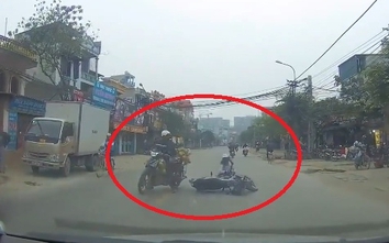 Video: Lái xe máy bằng một tay, gái xinh ngã văng ra đường