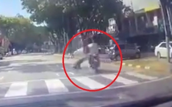 Video: Thanh niên phóng xe máy đâm văng cô gái rồi bỏ chạy