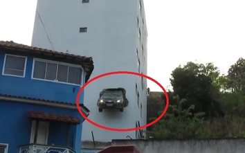 Video: Ô tô đâm thủng tường gara, suýt bay ra ngoài