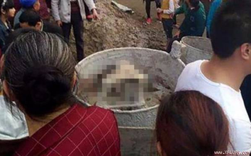 Video: Vào máy trộn bê tông nghịch, hai bé gái Trung Quốc chết thảm