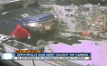 Video: Sốc cảnh cướp phóng ôtô đâm vỡ cửa hàng súng để ăn trộm
