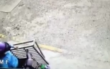 Video:Lợi dụng dẹp vỉa hè, trộm bậc tam cấp di động giữa phố