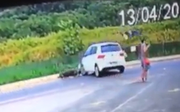 Video: Biker phóng 120km/h đâm ô tô ngã bay người vào bụi rậm