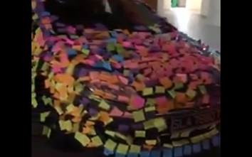 Video: Đỗ láo trước nhà dân, ô tô bị dán chi chít giấy màu
