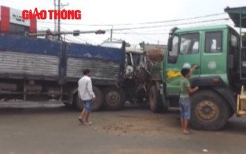 Video: Xe tải nát đầu, tài xế nhập viện vì cố vượt đèn vàng