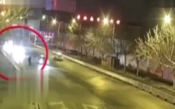Video: Đôi nam nữ ra giữa đường hôn nhau bị ô tô đâm văng