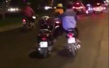 Hai tay lái 2 xe máy gây xôn xao đường phố Sài Gòn