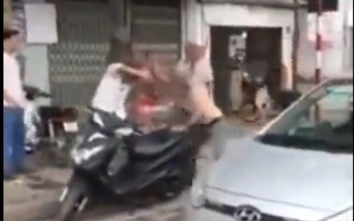 Video: Va chạm trên đường, vác gậy đánh tài xế ôtô
