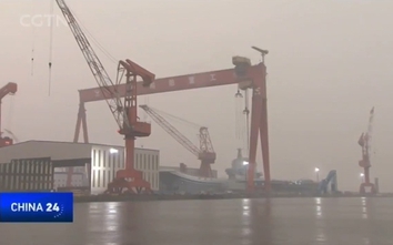 Video: Soi cận cảnh tàu sân bay nội địa TQ vừa hạ thủy