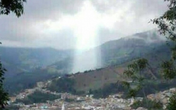 Đám mây hình Chúa Jesus bất ngờ xuất hiện giữa bầu trời Colombia