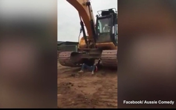 Video: Choáng cảnh người đàn ông nâng chiếc máy xúc nặng 30 tấn