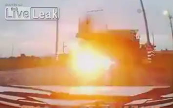 Video: Lốp xe tải "khủng" bốc cháy, nổ như bom giữa đường