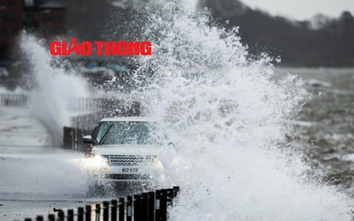 Tin nóng giao thông: Những nguyên tắc "vàng" lái ô tô ngày mưa dông