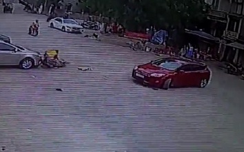 Video: Xe máy chở kính đâm sầm vào ô tô ngã văng ra đường