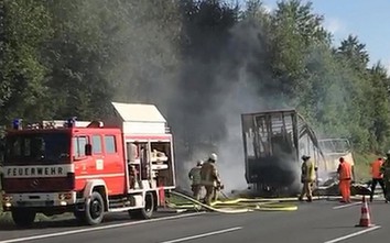 Đức: Xe buýt bốc cháy sau va chạm, nghi 18 người đã thiệt mạng