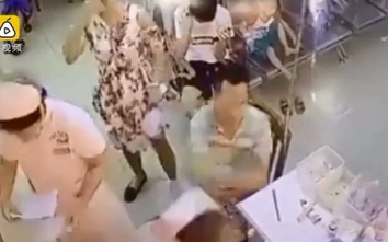 Video: Ông bố tát mạnh nữ y tá vì tiêm hỏng cho con mình