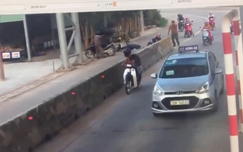 Video: Tài xế mở cửa taxi khiến xe máy ngã văng rồi bỏ chạy