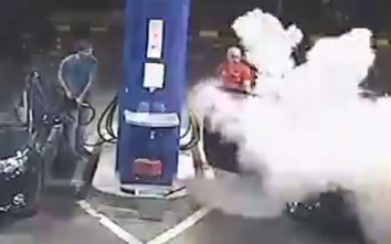 Video: Kết đắng dành cho nam thanh niên hút thuốc tại trạm xăng