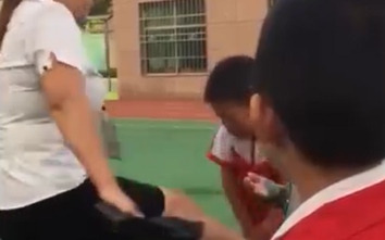 Video: Cô giáo tiểu học cầm giày cao gót đánh học sinh tới tấp