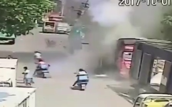 Video: Bình gas nổ như bom, người đi đường văng lên không trung