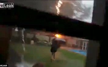 Video: Sét đánh trúng bé trai 12 tuổi tóe lửa giữa sân nhà