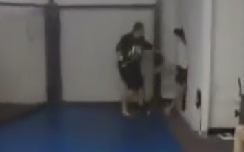 Video: Võ sĩ MMA đấm bạn tập ngã thủng tường