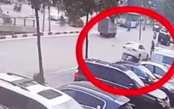 Video: Audi đâm văng người đi bộ, gãy cột đèn giữa phố Hà Nội