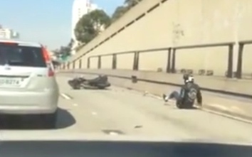 Video: Cay cú tung chân đạp ô tô, xe máy ngậm cái kết đắng