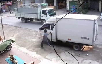 Video: Quên kéo phanh, tài xế hớt hải đuổi theo xe tải lao dốc