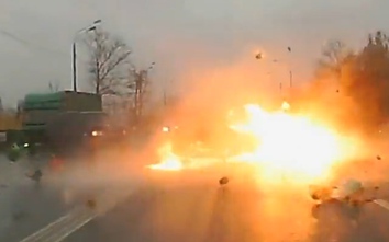 Video: Ô tô bị đâm văng vào đầu xe tải, bốc cháy dữ dội