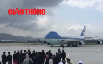 Video: Cận cảnh Air Force One đưa Tổng thống Trump đến Đà Nẵng