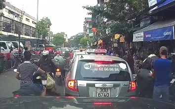 Video: Ngang nhiên áp sát xe máy rạch túi, móc đồ giữa Hà Nội