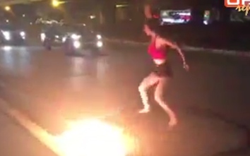Video: Gái xinh đổ xăng, múa lửa giữa đường phố Sài Gòn gây sốc