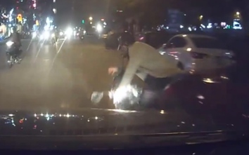 Video: Nữ "ninja" bị hai ô tô đâm ngã văng xuống đường