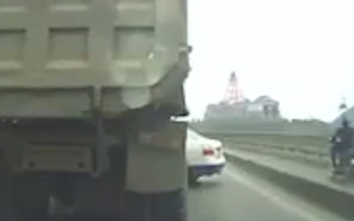 Video: Xe tải "khủng" đâm taxi quay 90 độ trên cầu Bãi Cháy