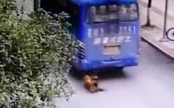 Video: Bé 8 tuổi bị xe buýt cán thẳng lên người vẫn sống sót