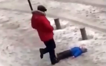 Video: Phẫn nộ cảnh bố ruột đá văng con nhỏ giữa trời mưa tuyết