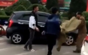 Video: Hai thanh niên đi ôtô lột áo mưa, đánh người đi xe máy