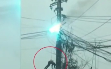 Video: Sốc cảnh thợ sửa điện treo lủng lẳng trên cột điện tóe lửa