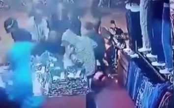 Video: Hàng chục thanh niên lao vào cướp bóc cửa hàng quần áo