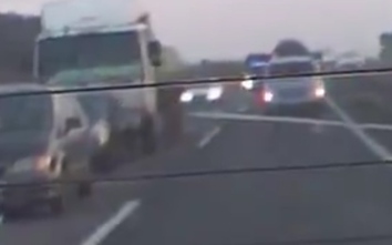 Video: Xe tải điên cuồng ép nát ô tô con, 2 người thiệt mạng