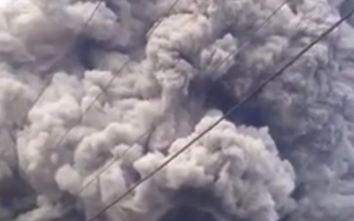Video: Hoảng hồn núi lửa "thức giấc" nhả khói đen như ngày tận thế