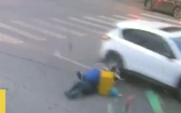 Video: Cụ già đạp xe đánh võng sang đường bị ô tô đâm văng